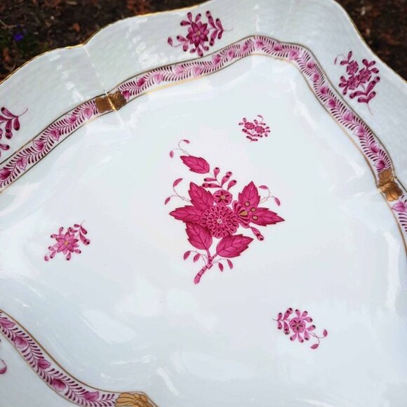 Herend Chinese Flower Pattern, 'Raspberry', Hand Painted Porcelain Triangle Dish - Picture 2 of 7